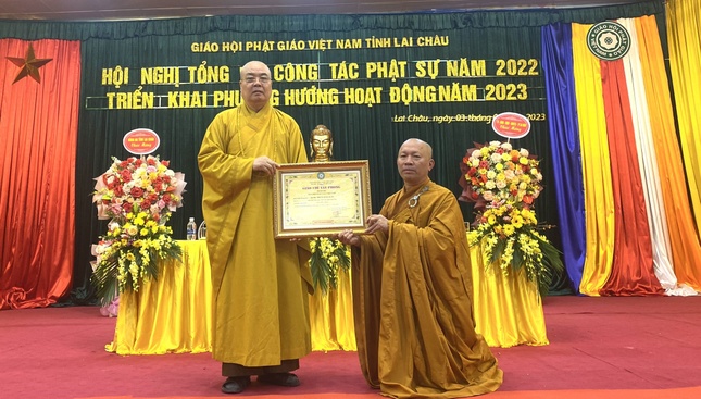 Hòa Thượng Thích Thanh Nhiễu trao giáo chỉ tấn phong Thượng tọa đến Đại đức Thích Minh Tuân