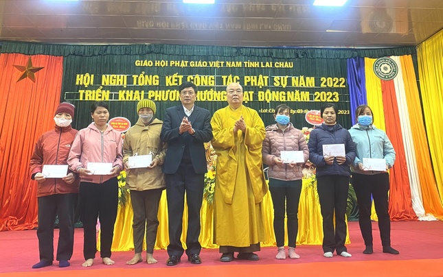 Trao một số phần quà đại diện cho các hộ khó khăn