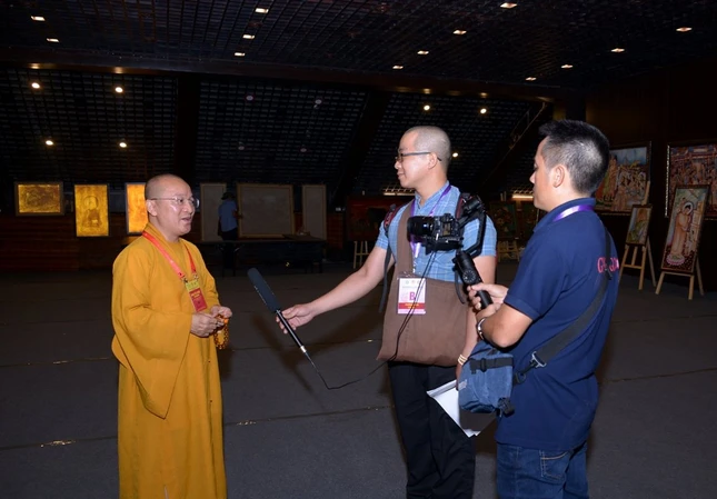 Tác giả tác nghiệp tại sự kiện Vesak 2019 diễn ra tại chùa Tam Chúc (Hà Nam) - Ảnh: Bảo Toàn