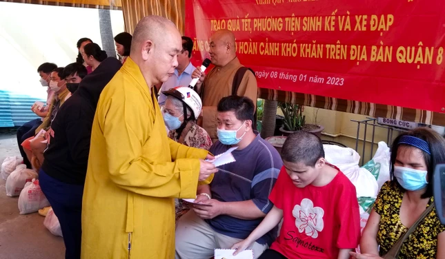 Thượng tọa Thích Huệ Công trao quà đến người khiếm thị, khuyết tật