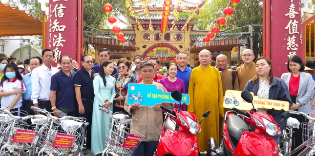 Trao xe Honda làm phương tiện sinh kế