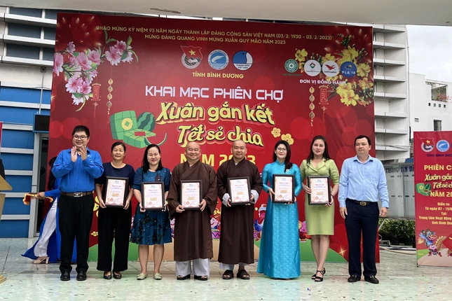 Chư tôn đức cùng các mạnh thường quân nhận thư tri ân từ Ban Tổ chức