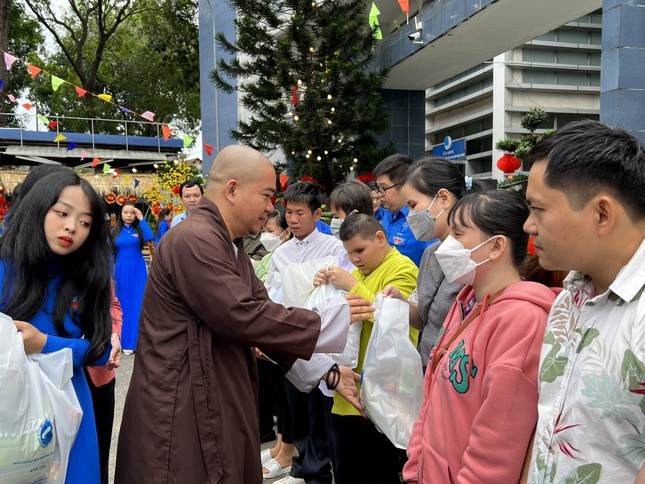 Trao quà đến các thanh niên khiếm thị