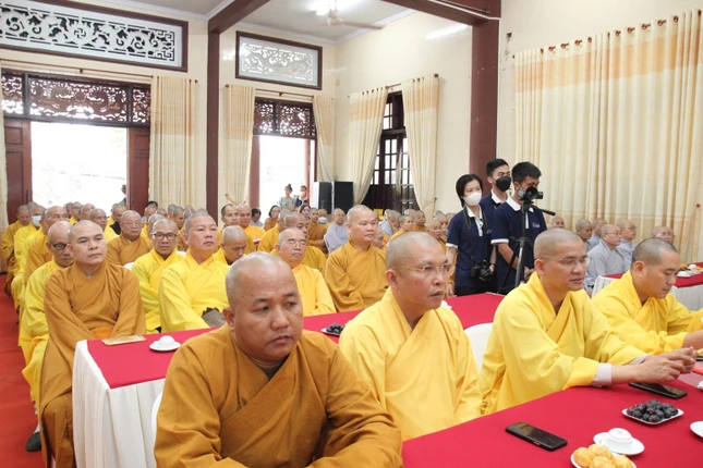 Chư tôn đức tham dự hội nghị