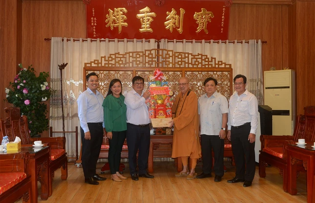 Tặng quà chúc mừng năm mới tại chùa Thảo Đường