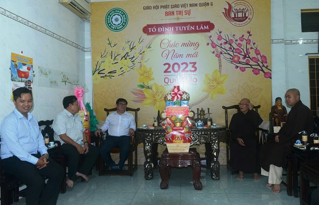 Hòa thượng Thích Thiện Nghĩa đón tiếp phái đoàn