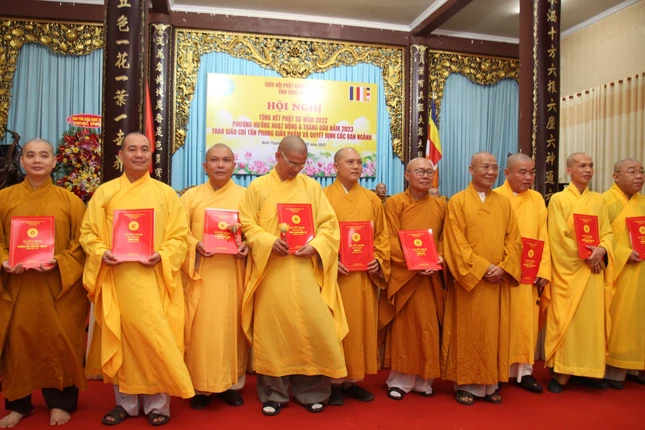 Trao quyết định chuẩn y nhân sự đến chư tôn đức trưởng các ban ngành