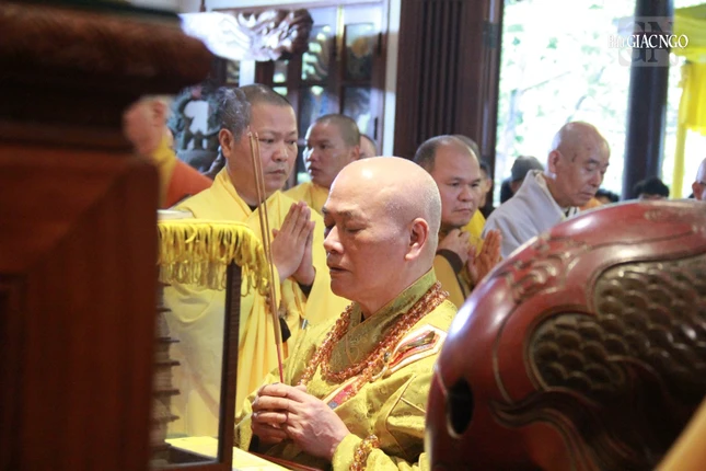Hòa thượng Thích Giác Đạo niêm hương cử hành lễ cúng ngọ