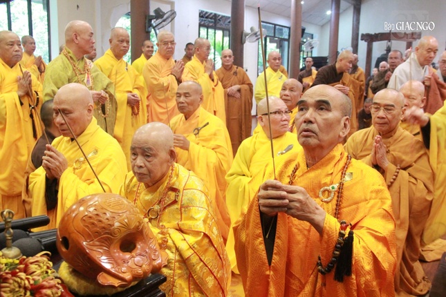 Chư tôn đức niêm hương cử hành lễ cung tiến Giác linh