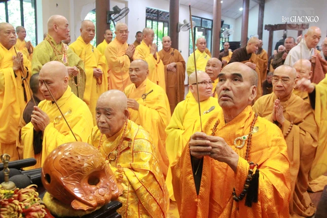 Chư tôn đức niêm hương cử hành lễ cung tiến Giác linh