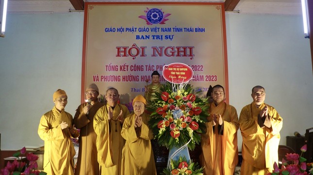 Ban Trị sự GHPGVN tỉnh Thái Bình tặng hoa khánh tuế Trưởng lão Hòa thượng Thích Thanh Dục được suy tôn Phó Pháp chủ GHPGVN Ban Trị sự GHPGVN tỉnh Thái Bình tặng hoa khánh tuế Trưởng lão Hòa thượng Thích Thanh Dục được suy tôn Phó Pháp chủ GHPGVN