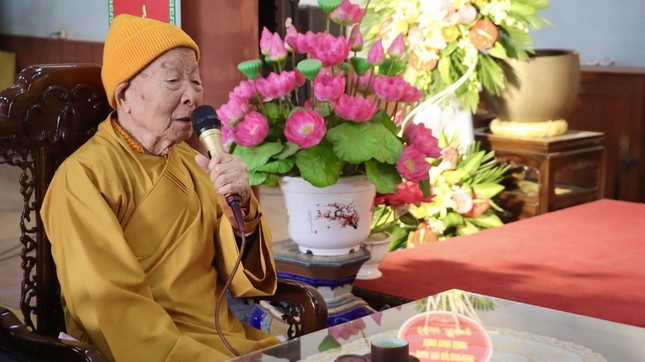 Trưởng lão Hòa thượng Thích Thanh Dục ban đạo từ Trưởng lão Hòa thượng Thích Thanh Dục ban đạo từ