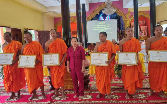 Trao Giấy khen đến tập thể, cá nhân tiêu biểu Trao Giấy khen đến tập thể, cá nhân tiêu biểu