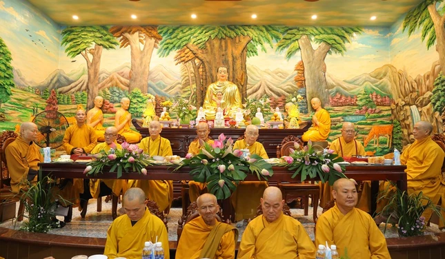 Chư tôn đức chứng minh buổi lễ cúng dường trai Tăng