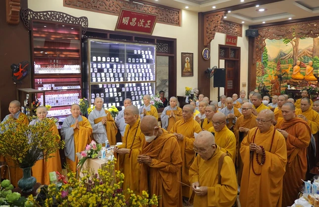 Chư tôn đức thắp hương cầu nguyện