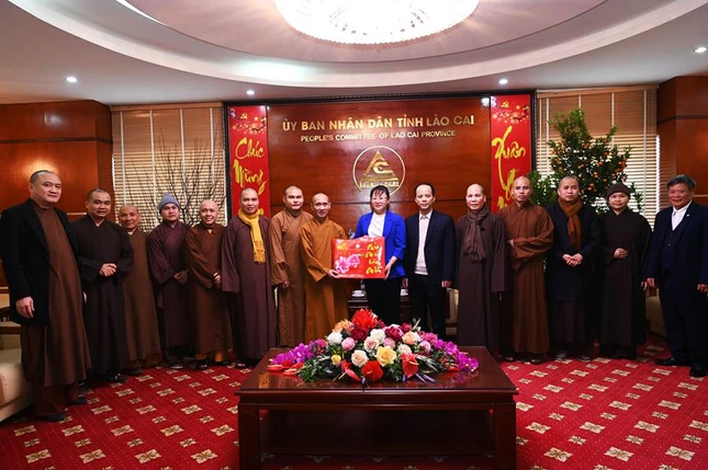 Đoàn Ban Trị sự GHPGVN tỉnh Lào Cai chúc Tết Quý Mão tại UBND tỉnh