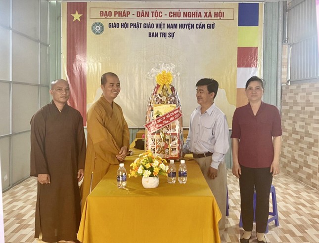 Đại diện Ban Tôn giáo TP.HCM tặng quà chúc Tết đến Ban Trị sự GHPGVN huyện Cần Giờ Đại diện Ban Tôn giáo TP.HCM tặng quà chúc Tết đến Ban Trị sự GHPGVN huyện Cần Giờ