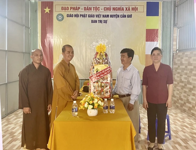 Đại diện Ban Tôn giáo TP.HCM tặng quà chúc Tết đến Ban Trị sự GHPGVN huyện Cần Giờ Đại diện Ban Tôn giáo TP.HCM tặng quà chúc Tết đến Ban Trị sự GHPGVN huyện Cần Giờ