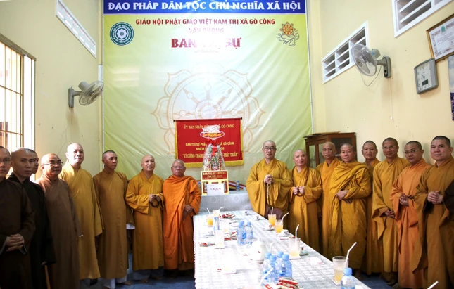 Đoàn Ban Trị sự GHPGVN tỉnh Tiền Giang tặng quà chúc Tết Ban Trị sự Phật giáo thị xã Gò Công