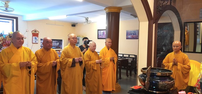 Thắp hương tưởng niệm Hòa thượng Thích Giác Khánh tại chùa Liên Hoa Thắp hương tưởng niệm Hòa thượng Thích Giác Khánh tại chùa Liên Hoa