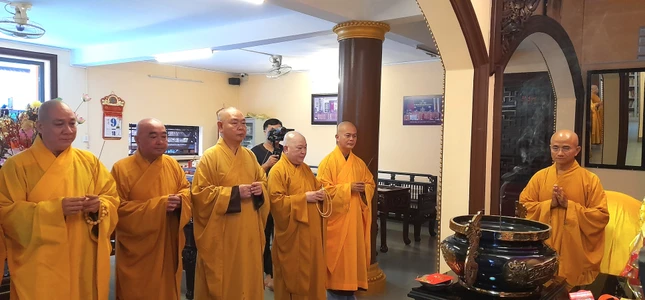 Thắp hương tưởng niệm Hòa thượng Thích Giác Khánh tại chùa Liên Hoa