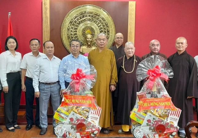 Ban Trị sự GHPGVN quận 8 tặng quà chúc mừng năm mới đến lãnh đạo quận