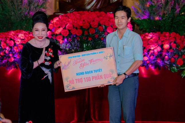 NSND Bạch Tuyết trao 150 phần quà đến đại diện địa phương (phường 9, quận 3) NSND Bạch Tuyết trao 150 phần quà đến đại diện địa phương (phường 9, quận 3)