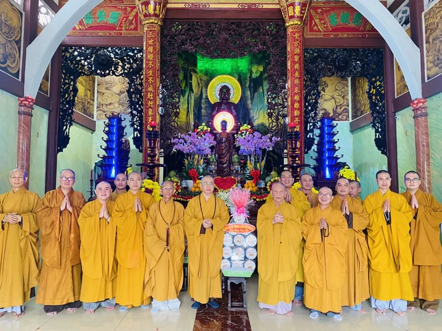 Vấn an sức khỏe, chúc Tết đến Hòa thượng Thích Huệ Minh tại chùa Giác Uyển