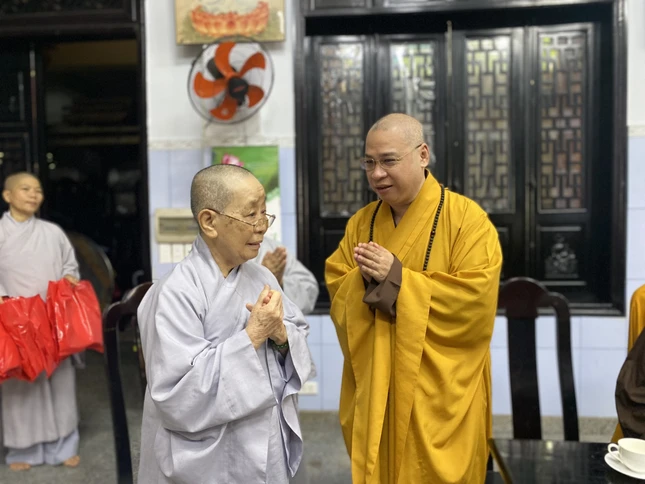 Ni trưởng Thích nữ Huệ Từ cùng chư Ni chùa Giác Tâm đón tiếp đoàn Ban Trị GHPGVN quận Phú Nhuận đến chúc Tết