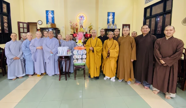 Chúc Tết Ni trưởng Thích nữ Diệu Đạo cùng chư Ni tại tu viện Pháp Hội