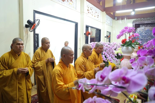 Thắp hương tưởng niệm Ni trưởng Thích nữ Như Đức tại chùa Dược Sư