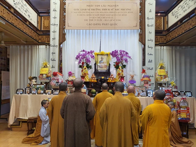 Thắp hương tưởng niệm Ni trưởng Thích nữ Như Phương tại chùa Vô Ưu