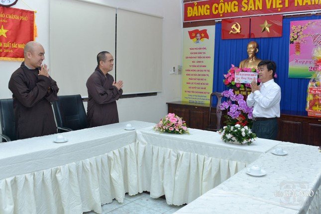 Ông Nguyễn Văn Lượng, Phó Trưởng ban Tôn giáo TP.HCM chào hỏi thân mật đoàn Báo Giác Ngộ Ông Nguyễn Văn Lượng, Phó Trưởng ban Tôn giáo TP.HCM chào hỏi thân mật đoàn Báo Giác Ngộ