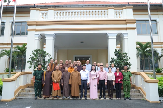 Đoàn Ban Trị sự Phật giáo quận Bình Thạnh chụp hình lưu niệm với lãnh đạo quận Đoàn Ban Trị sự Phật giáo quận Bình Thạnh chụp hình lưu niệm với lãnh đạo quận