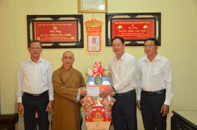 Ông Nguyễn Thành Trung tặng quà chúc Tết Ông Nguyễn Thành Trung tặng quà chúc Tết