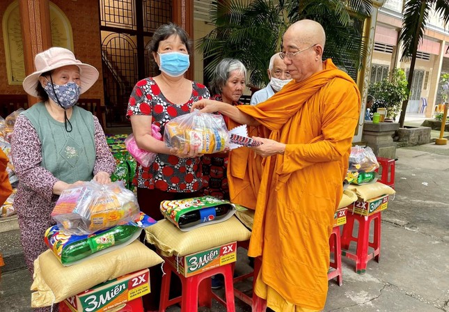 Hòa thượng Thích Minh Lộc tận tay trao quà đến bà con