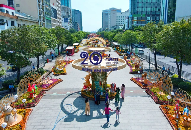 Du khách hào hứng chụp ảnh chung với hình ảnh đại diện con giáp của mình