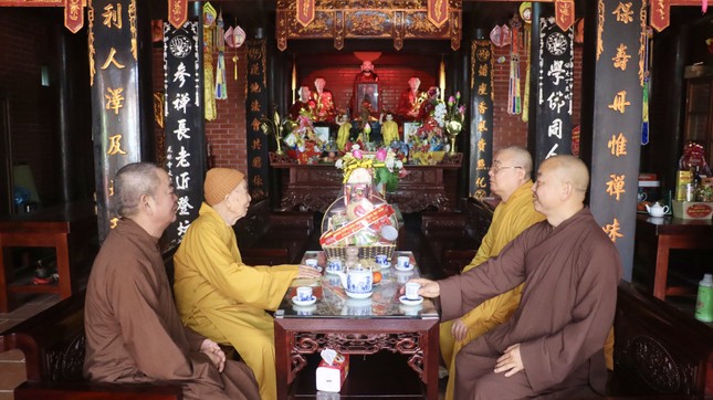 Chư tôn giáo phẩm vấn an sức khỏe Trưởng lão Hòa thượng