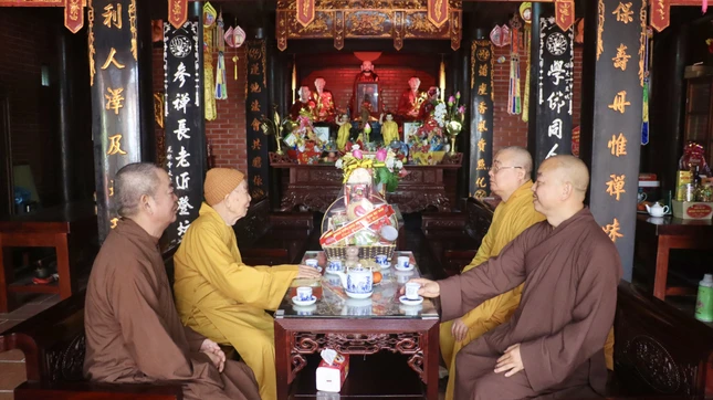 Chư tôn giáo phẩm vấn an sức khỏe Trưởng lão Hòa thượng