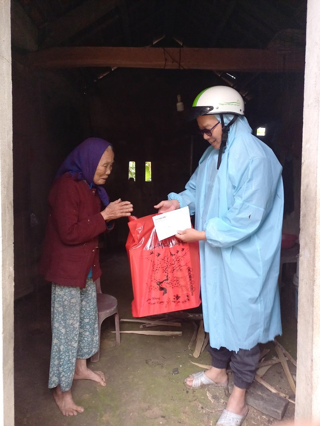 Với những cụ già lớn tuổi không thể đến nhận quà, đại diện chương trình đến tận nơi để chia sẻ