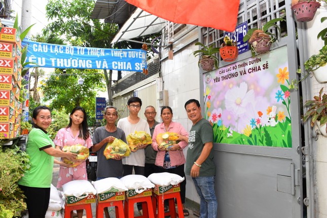 Đại diện Câu lạc bộ Thiện Duyên trao quà tại hẻm C8, Phạm Hùng, X.Bình Hưng, H.Bình Chánh