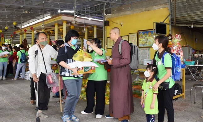 Trao quà tại tịnh xá Trúc Lâm