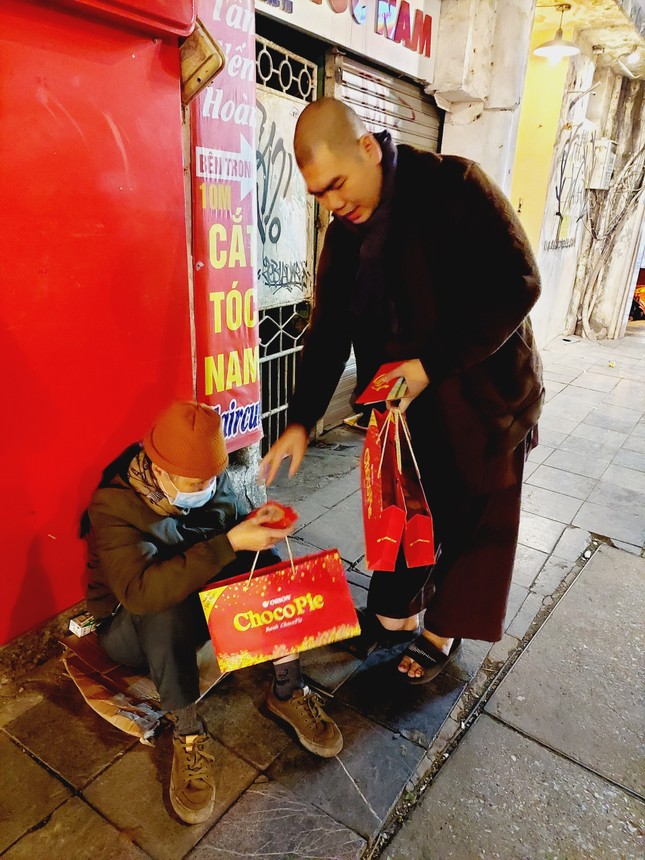 Trao quà đến người vô gia cư trên đường phố Hà Nội