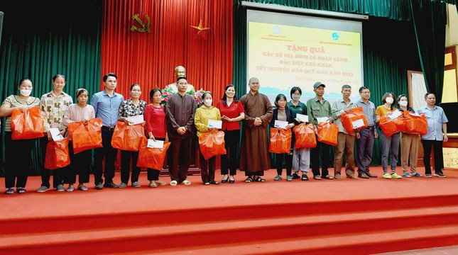 Chùa Đại Từ Ân trao quà Tết đến các hộ gia đình khó khăn