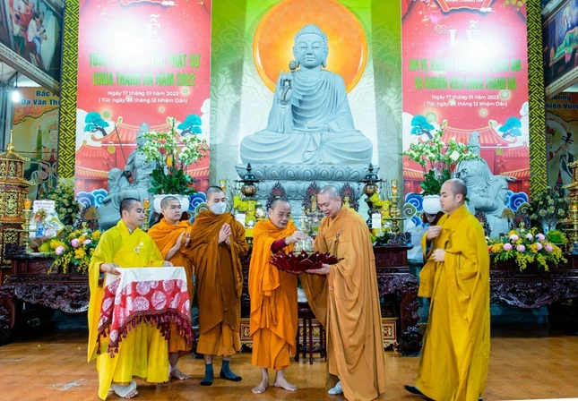 Hòa thượng Thích Bửu Chánh dâng tặng tháp thờ xá-lợi Phật Hòa thượng Thích Bửu Chánh dâng tặng tháp thờ xá-lợi Phật