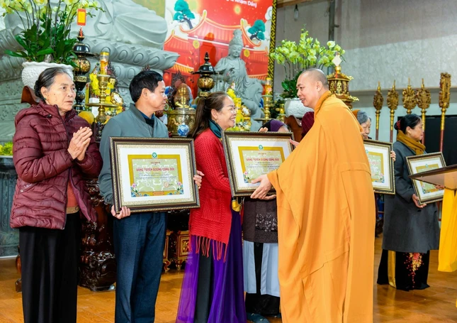 Trao Bằng Tuyên dương công đức Trao Bằng Tuyên dương công đức