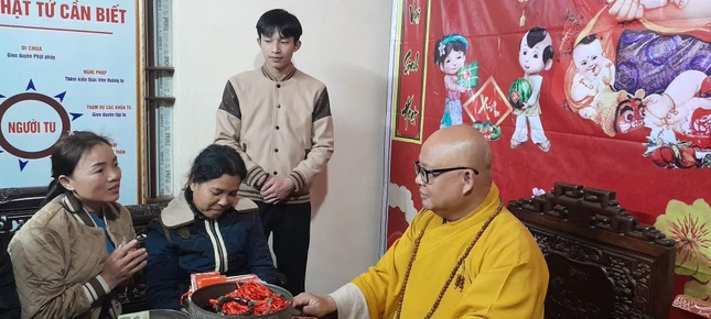 Đại đức Thích Nguyên Quang, trụ xứ chùa Đông Yên phát lộc đầu năm cho người dân