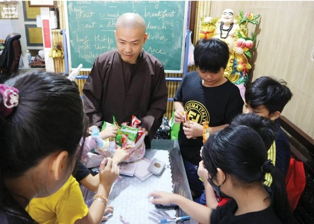 Mỗi buổi học, Đại đức Thích Minh Thạnh đều phát quà cho các em