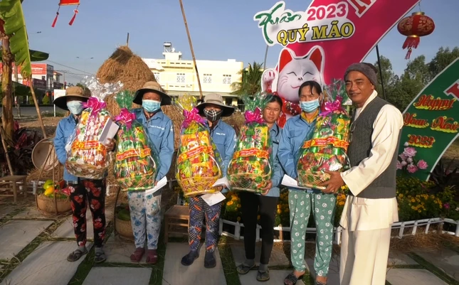 Thượng tọa Thích Thiện Quý trao quà, chúc Tết đến các công nhân vệ sinh