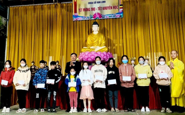 Đại đức Thích Nguyên Từ và đại diện Hội Khuyến học huyện Quảng Xương trao quà đến học sinh vượt khó đạt thành tích cao trong học tập